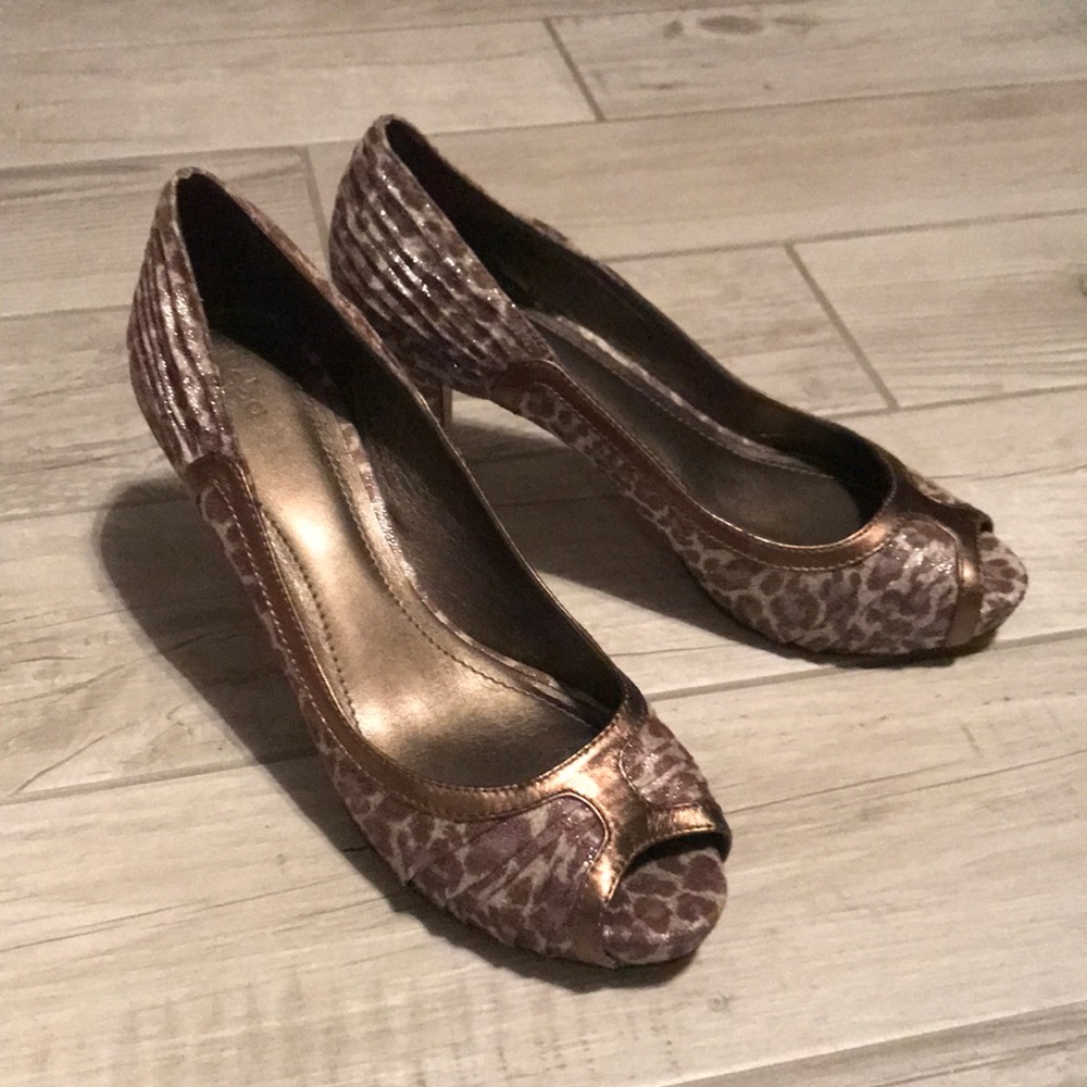 ⬇️LEOPARD PRINT HEELS